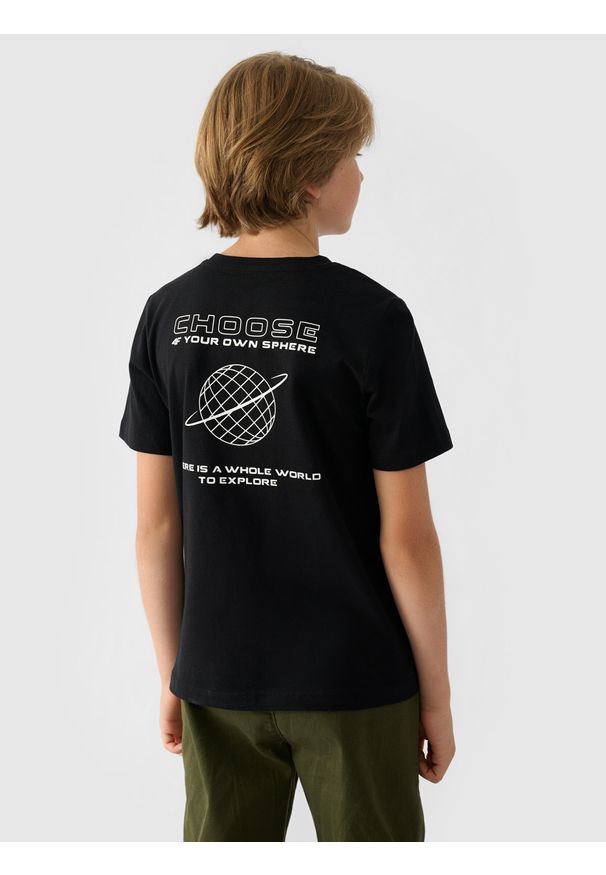 4f - 4F T-shirt regular z nadrukiem chłopięcy - czarny 146 (10-11 lat). Okazja: na co dzień. Kolor: czarny. Materiał: bawełna, jersey, dzianina. Długość rękawa: krótki rękaw. Długość: krótkie. Wzór: nadruk. Sezon: lato. Styl: sportowy, klasyczny, casual