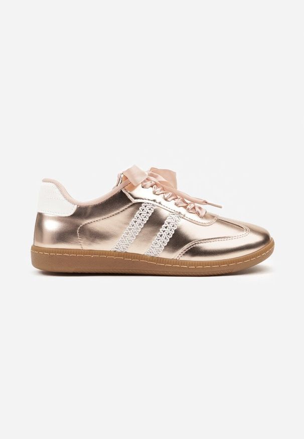 Renee - Szampańskie Lakierowane Sneakersy w Stylu Tenisówek z Koronkowymi Paskami Deoriva. Okazja: na co dzień. Zapięcie: pasek. Kolor: złoty. Materiał: koronka, lakier. Wzór: paski