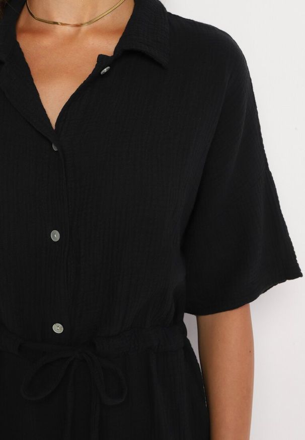 Born2be - Czarny Muślinowy Kombinezon z Bawełny Wiązany w Talii z Guzikami Dlirena. Kolor: czarny. Materiał: bawełna. Długość rękawa: krótki rękaw. Długość: krótkie. Styl: elegancki