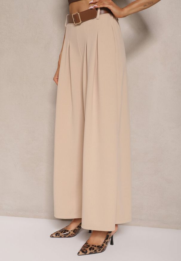 Renee - Beżowe Spodnie o Szerokim Kroju High Waist Ozdobione Paskiem Rasalle. Okazja: na co dzień. Stan: podwyższony. Kolor: beżowy. Wzór: aplikacja. Styl: elegancki, casual