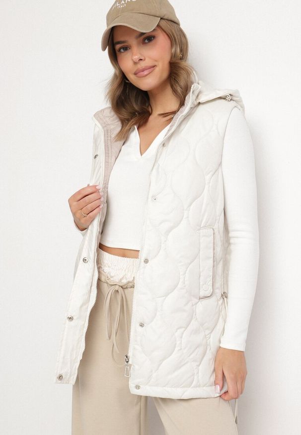 Born2be - Jasnobeżowa Pikowana Kamizelka z Odpinanym Kapturem Verinea. Okazja: na co dzień. Kolor: beżowy. Materiał: materiał. Wzór: aplikacja. Styl: casual, elegancki