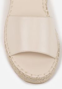 Renee - Beżowe Sandały VICES na Plecionej Platformie z Zapięciem na Pasek z Klamrą Evimoni. Zapięcie: klamry. Kolor: beżowy. Materiał: len. Obcas: na platformie #7