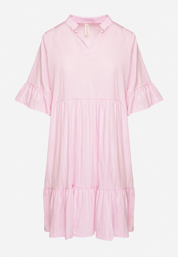 Born2be - Różowa Sukienka Rozkloszowana z Wiskozą Ozdobiona Falbanami Eviriane. Okazja: na co dzień. Typ kołnierza: dekolt w serek. Kolor: różowy. Materiał: wiskoza. Wzór: aplikacja. Typ sukienki: proste. Styl: casual