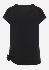 Born2be - Czarny Bawełniany T-shirt z Motywem Cyrkonii i Asymetrycznym Wiązaniem Timaelin. Okazja: na co dzień. Kolor: czarny. Materiał: bawełna. Wzór: aplikacja. Styl: casual, elegancki #6