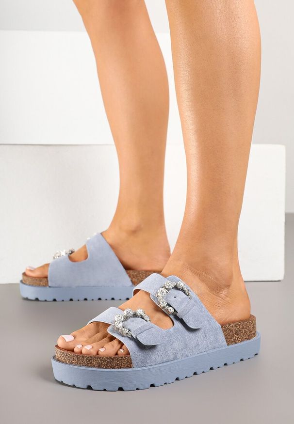 Born2be - Niebieskie Klapki na Grubej Korkowej Podeszwie z Cyrkoniami Sellio. Okazja: na co dzień. Kolor: niebieski. Wzór: aplikacja. Sezon: lato. Styl: elegancki, casual