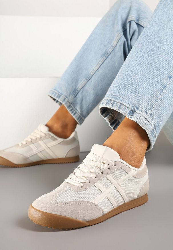 Renee - Beżowe Sneakersy Typu Klasyczne Tenisówki Isnnoria. Okazja: na co dzień. Kolor: beżowy. Materiał: jeans