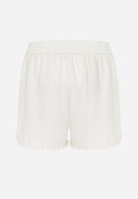 Renee - Jasnobeżowe Szorty High Waist z Wiskozą i Bawełną Ozdobione Koronką i Gumką w Pasie Tadea. Stan: podwyższony. Kolor: beżowy. Materiał: wiskoza, bawełna, koronka. Wzór: aplikacja, koronka. Sezon: lato. Styl: klasyczny, elegancki #2