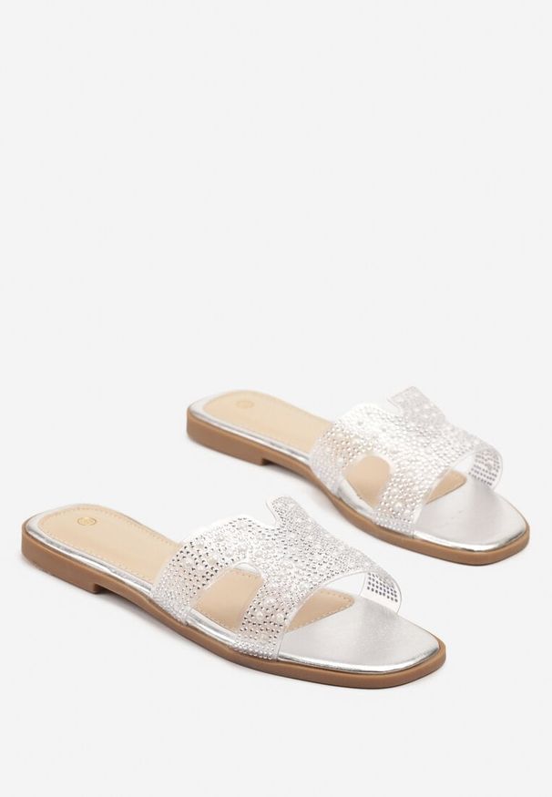 Born2be - Srebrne Transparentne Klapki Zdobione Cyrkoniami Mirazana. Okazja: na co dzień. Kolor: srebrny. Wzór: aplikacja. Styl: elegancki, casual