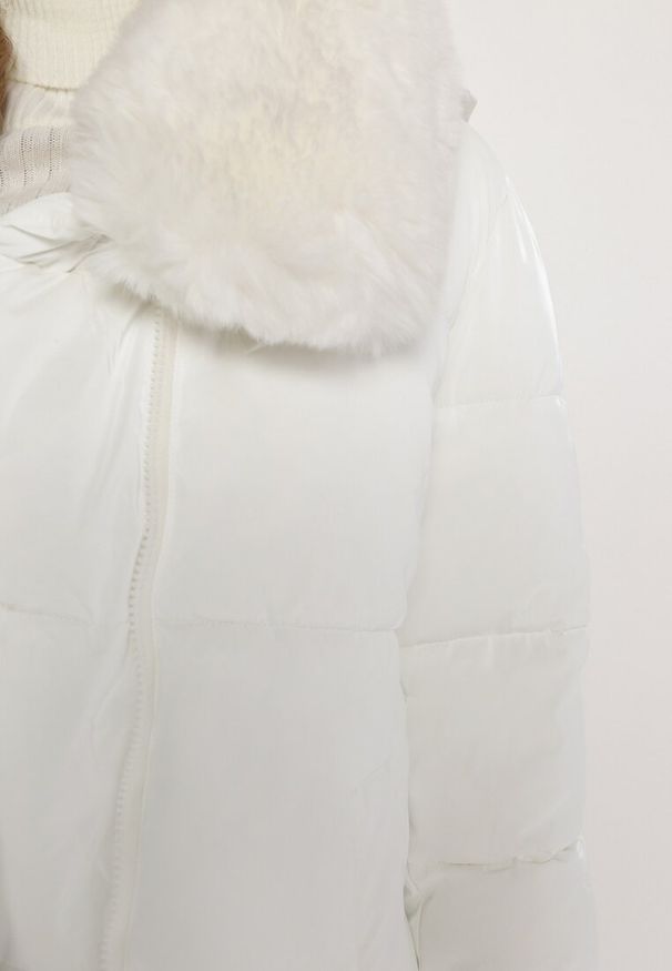 Born2be - Biała Pikowana Kurtka Płaszcz z Futerkiem i Rękawiczkami Avezze. Kolor: biały. Materiał: futro. Wzór: aplikacja