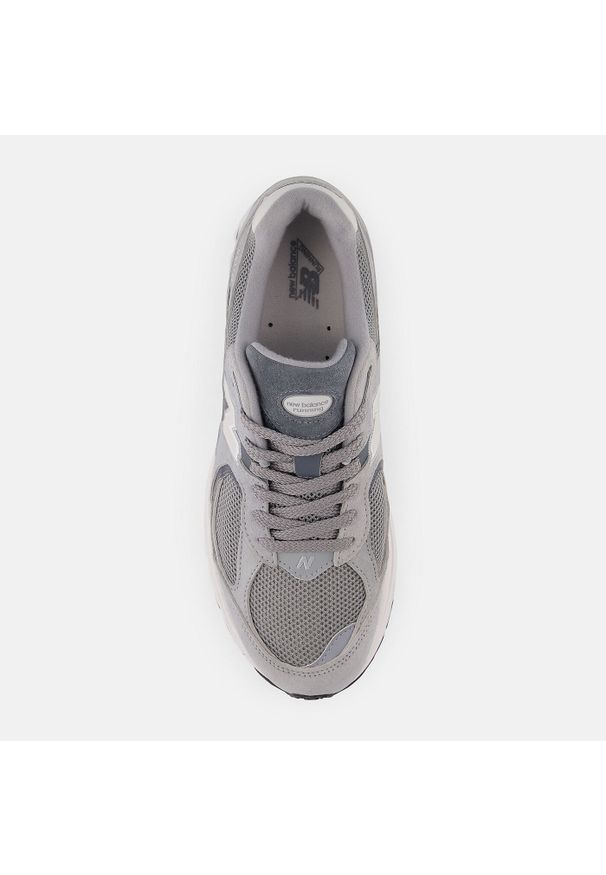 Sneakersy unisex New Balance M2002RST Szary. Kolor: szary. Materiał: guma, syntetyk, skóra, materiał. Szerokość cholewki: normalna. Sport: turystyka piesza