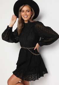 Born2be - Czarna Trapezowa Sukienka Mini z Ażurowym Wzorem i Falbankami Virenia. Typ kołnierza: kołnierz z falbankami. Kolor: czarny. Wzór: ażurowy. Typ sukienki: trapezowe. Długość: mini #7