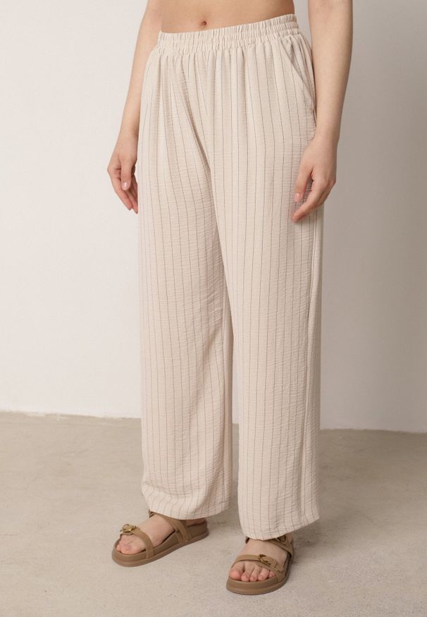 Born2be - Beżowy Wiskozowy Komplet Szerokie Spodnie i Koszula Bez Rękawów z Wiązaniem Zanran. Kolor: beżowy. Materiał: wiskoza