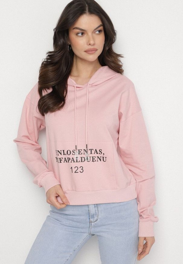 Born2be - Różowa Casualowa Bluza z Kapturem i Kieszonką Zelotia. Okazja: na co dzień. Typ kołnierza: kaptur. Kolor: różowy. Materiał: jeans. Styl: casual