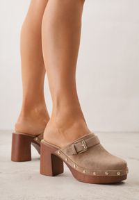 Born2be - Ciemnobeżowe Klapki na Obcasie Typu Chodaki Ozdobione Nitami i Klamrami Herminna. Okazja: na co dzień. Kolor: beżowy. Materiał: jeans. Wzór: aplikacja. Obcas: na obcasie. Styl: casual, elegancki, klasyczny. Wysokość obcasa: średni #1