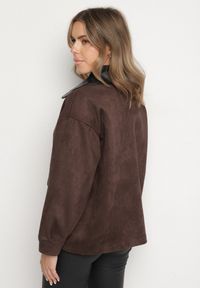 Born2be - Brązowa Kurtka Koszulowa z Imitacji Zamszu z Kontrastującym Kołnierzem Raliandra. Kolor: brązowy. Materiał: zamsz. Styl: elegancki, klasyczny #3