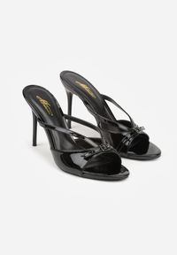 Renee - Czarne Klapki na Szpilce z Paskami Klamerką i Lakierowanym Połyskiem Urneiros. Kolor: czarny. Materiał: lakier. Wzór: aplikacja. Obcas: na szpilce. Styl: elegancki #5