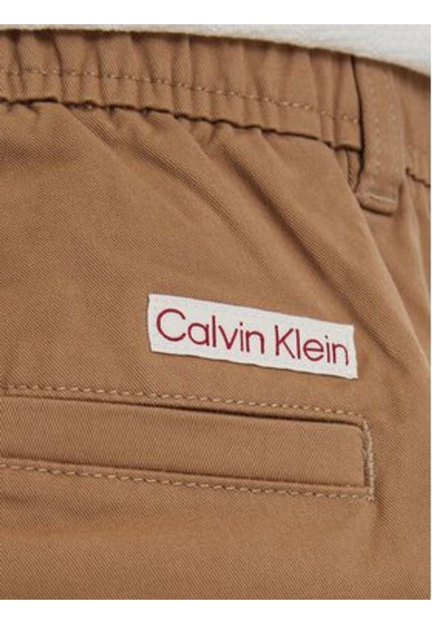 Calvin Klein Jeans Szorty materiałowe LV04RF612G Beżowy ciemny Regular Fit. Kolor: beżowy. Materiał: bawełna