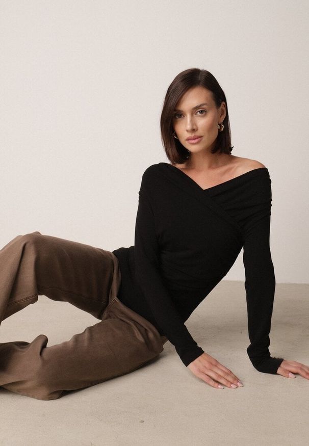 Born2be - Czarna Bluzka z Bawełną Dekoltem Typu Łódka i Marszczeniem Typhatos. Okazja: na co dzień. Kolor: czarny. Materiał: bawełna. Styl: elegancki, casual