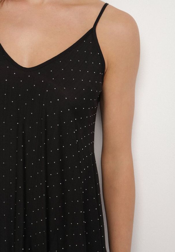 Born2be - Czarna Rozkloszowana Sukienka z Wiskozy z Cyrkoniami Ellitana. Okazja: na co dzień. Kolor: czarny. Materiał: wiskoza. Sezon: lato. Styl: klasyczny, casual, elegancki