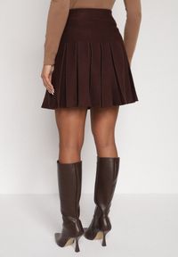 Born2be - Brązowa Plisowana Spódnica z Wiskozą z Wysokim Stanem Nesadoe. Okazja: na co dzień, na spotkanie biznesowe. Stan: podwyższony. Kolor: brązowy. Materiał: wiskoza. Styl: biznesowy, klasyczny, casual, elegancki #5