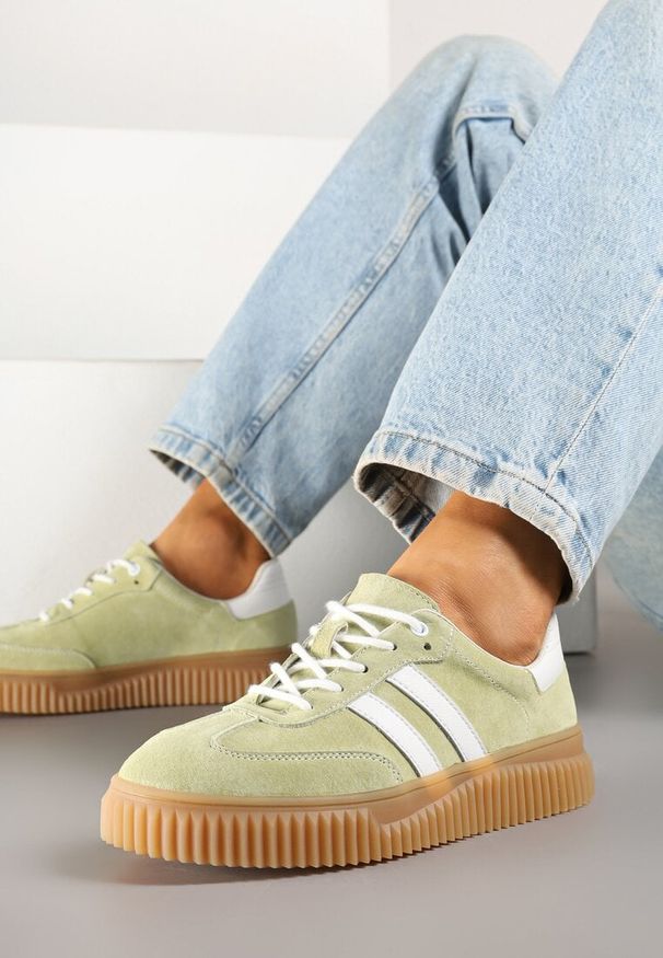 Renee - Jasnozielone Sneakersy z Zamszu na Niskiej Platformie Tenafina. Okazja: na co dzień. Kolor: zielony. Materiał: zamsz. Szerokość cholewki: normalna. Wzór: aplikacja. Obcas: na platformie