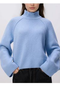 Reserved - Wełniany sweter z golfem - jasnoniebieski. Typ kołnierza: golf. Kolor: niebieski. Materiał: wełna