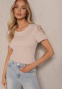 Renee - Ciemnobeżowy T-shirt z Bawełny z Koronkowymi Rękawami Karilne. Okazja: na co dzień. Kolor: beżowy. Materiał: bawełna, koronka. Styl: klasyczny, casual