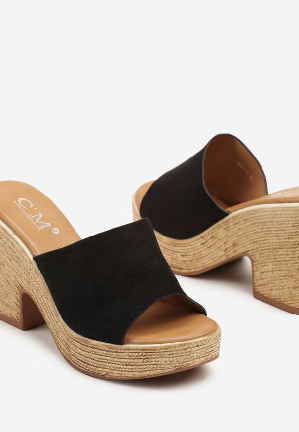 Born2be - Czarne Klapki z Imitacji Zamszu na Słupku w Stylu Boho Rivlexia. Okazja: na co dzień. Kolor: czarny. Materiał: zamsz. Sezon: lato. Obcas: na słupku. Styl: boho