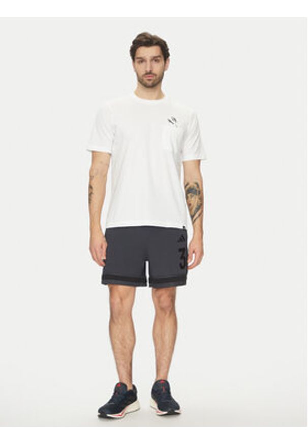 Adidas - adidas T-Shirt Lounge Slides Graphic Pocket JC5282 Biały Regular Fit. Kolor: biały. Materiał: bawełna