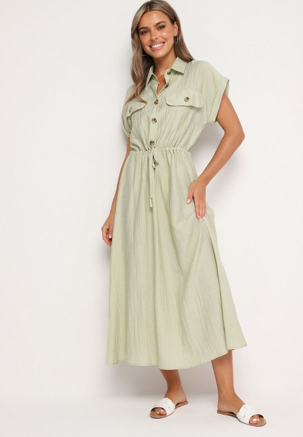 Born2be - Jasnozielona Wiskozowa Rozkloszowana Sukienka z Gumką w Talii Ozdobiona Guzikami Lemvia. Okazja: na spotkanie biznesowe. Kolor: zielony. Materiał: wiskoza. Wzór: aplikacja. Sezon: lato. Typ sukienki: sportowe, rozkloszowane. Styl: klasyczny, elegancki, sportowy, biznesowy