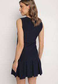 Born2be - Granatowa Dzianinowa Sukienka z Wiskozą Zdobiona Plisami i Imitacją Kieszeni Ravima. Kolor: niebieski. Materiał: dzianina, wiskoza. Wzór: aplikacja. Typ sukienki: trapezowe. Styl: klasyczny, elegancki #3