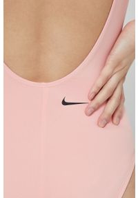Nike jednoczęściowy strój kąpielowy Multi Logo kolor różowy miękka miseczka. Kolor: różowy. Materiał: skóra, materiał, włókno #4