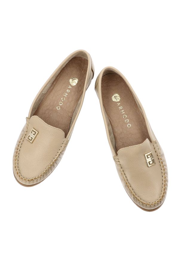 Mokasyny damskie Armodo, cholewka ze skóry naturalnej konstrukcja z dekoracyjną aplikacją miękka forma niska elastyczna podeszwa zapewniająca komfort. Okazja: na co dzień. Kolor: beżowy. Materiał: skóra. Szerokość cholewki: normalna. Wzór: aplikacja. Styl: elegancki, klasyczny, casual