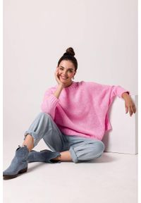 BE Knit - Luźny sweter damski z szerokimi rękawami róż. Okazja: na spotkanie biznesowe, na co dzień. Kolor: różowy. Materiał: jeans, poliamid, akryl, prążkowany, wełna. Długość: krótkie. Wzór: ze splotem. Styl: casual, elegancki, biznesowy #1