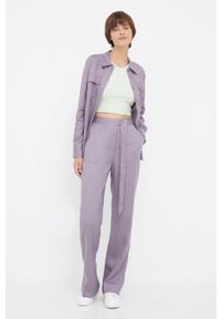 Calvin Klein koszula damska kolor fioletowy regular z kołnierzykiem klasycznym. Typ kołnierza: kołnierzyk klasyczny. Kolor: fioletowy. Materiał: tkanina, włókno, materiał. Długość: długie. Styl: klasyczny #5