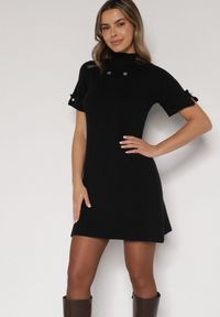 Born2be - Czarna Sweterkowa Sukienka Trapezowa Ozdobiona Aplikacjami i Perełkami Iletusa. Okazja: na co dzień, do pracy. Kolor: czarny. Wzór: aplikacja. Typ sukienki: trapezowe. Styl: klasyczny, casual, elegancki. Długość: midi #1
