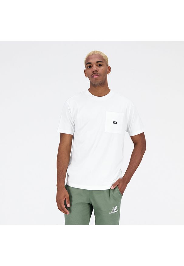 Koszulka męska New Balance MT31542WT – biała. Kolor: biały. Materiał: materiał, bawełna. Długość rękawa: krótki rękaw. Długość: krótkie. Wzór: napisy