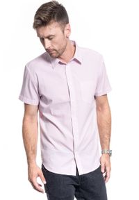 Wrangler - KOSZULA MĘSKA KRÓTKI RĘKAW WRANGLER SS 1PKT SHIRT CAMEO PINK W58604MY2 112129490. Długość rękawa: krótki rękaw. Długość: krótkie