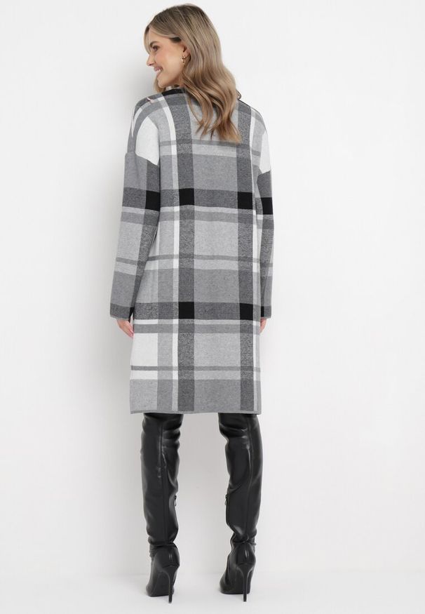 Born2be - Szara Sukienka Midi Sweterkowa w Szeroką Kratę Firmia. Kolekcja: plus size. Kolor: szary. Materiał: bawełna, wiskoza. Typ sukienki: dla puszystych, oversize. Styl: klasyczny, elegancki. Długość: midi