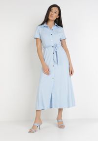 Born2be - Jasnoniebieska Sukienka o Koszulowym Fasonie Wiązana w Talii Ophieithe. Okazja: na co dzień. Kolor: niebieski. Materiał: materiał, dzianina. Długość rękawa: krótki rękaw. Typ sukienki: koszulowe. Styl: casual. Długość: midi #2