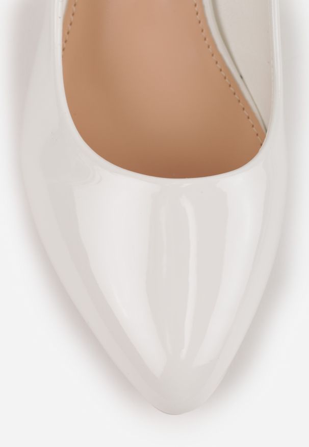 Renee - Białe Czółenka Ironice. Wysokość cholewki: przed kostkę. Kolor: biały. Materiał: lakier. Szerokość cholewki: normalna. Obcas: na obcasie. Styl: elegancki, klasyczny. Wysokość obcasa: niski