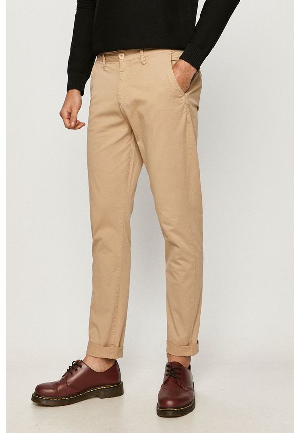 Guess - Spodnie. Kolor: beżowy. Materiał: tkanina