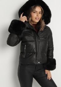 Born2be - Czarna Pikowana Kurtka z Kapturem Zdobiona Futerkiem Olenesa. Okazja: na co dzień. Typ kołnierza: kaptur. Kolor: czarny. Materiał: futro. Wzór: aplikacja. Styl: casual #1