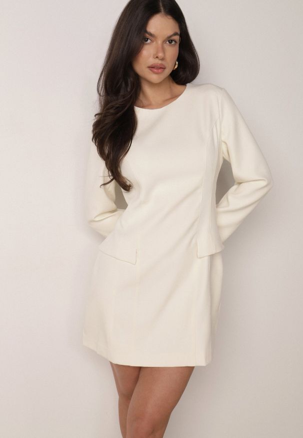 Born2be - Jasnobeżowa Elegancka Sukienka VICES o Trapezowym Kroju z Imitacją Kieszeni Amaliete. Okazja: na spotkanie biznesowe. Kolor: beżowy. Typ sukienki: trapezowe. Styl: elegancki