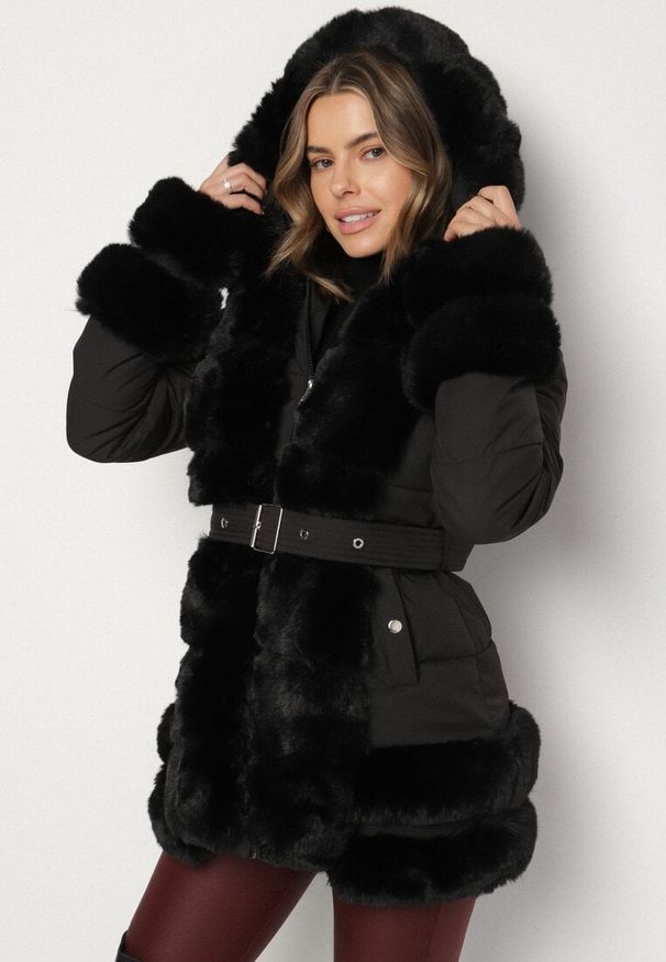Born2be - Czarna Taliowana Kurtka z Paskiem Kapturem i Ozdobnym Futrem Rainaria. Okazja: do pracy, na co dzień, na spotkanie biznesowe. Kolor: czarny. Materiał: futro. Styl: casual, retro, elegancki, biznesowy