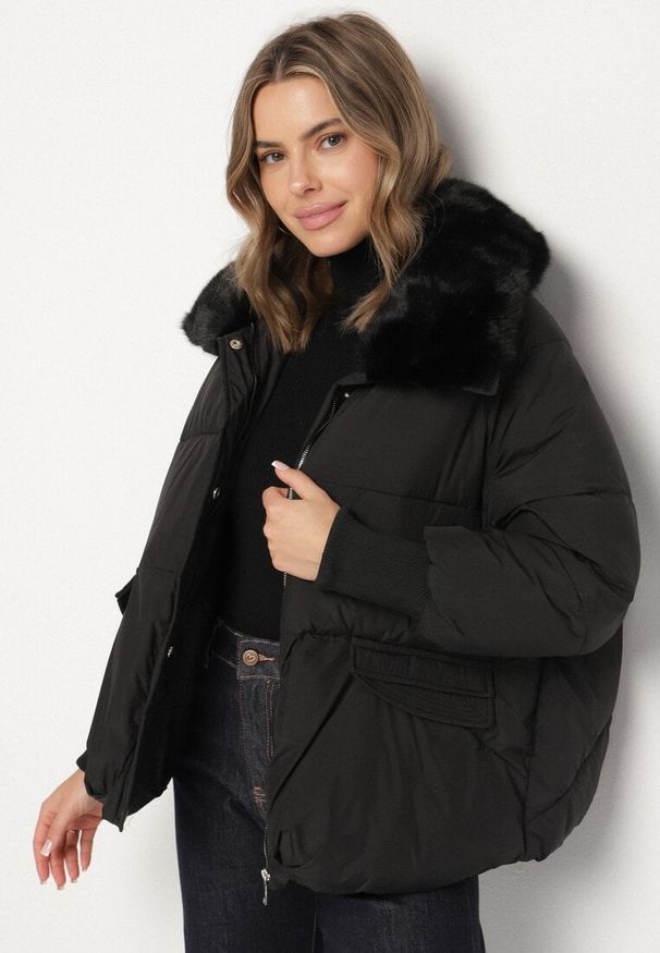 Born2be - Czarna Oversizowa Kurtka z Pikowaniem Futerkiem i Wysokimi Mankietami Nalesa. Okazja: na co dzień, na spotkanie biznesowe, do pracy. Kolor: czarny. Materiał: futro. Styl: biznesowy, casual