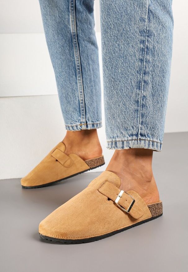 Renee - Brązowe Klapki Chodaki Ozdobione Paskami z Klamrami Silamia. Okazja: na co dzień. Kolor: brązowy. Materiał: jeans. Wzór: aplikacja. Styl: casual