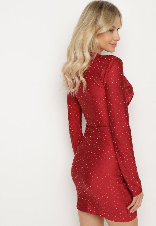 Born2be - Bordowa Koktajlowa Sukienka z Marszczeniem Cyrkoniami i Usztywnionymi Miseczkami Zozirina. Okazja: na co dzień. Kolor: czerwony. Typ sukienki: dopasowane. Styl: wizytowy