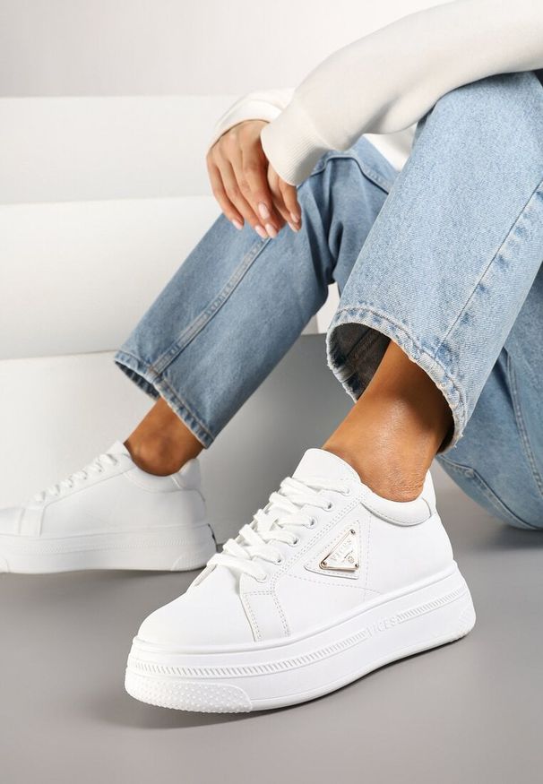 Renee - Białe Sneakersy Vices na Grubej Podeszwie Zdobione Aplikacją Aranellis. Okazja: na co dzień. Kolor: biały. Materiał: jeans. Wzór: aplikacja