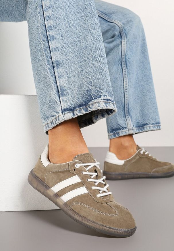 Renee - Ciemnobeżowe Płaskie Sneakersy ze Skóry Naturalnej z Ozdobnymi Paskami Nelarielis. Okazja: na co dzień, na spacer. Zapięcie: pasek. Kolor: beżowy. Materiał: skóra. Wzór: paski. Sport: turystyka piesza